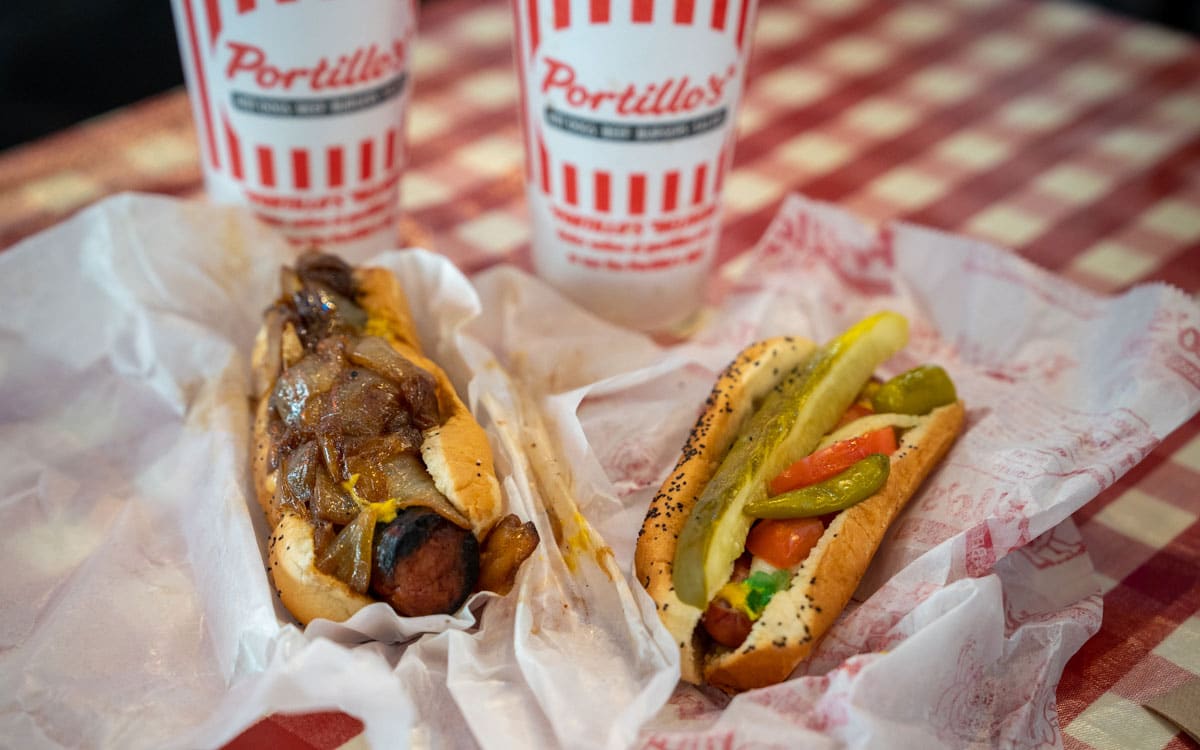 Links: Maxwell Street Polish Hotdog Und Rechts Das Chicago-Style Hotdog Im Portillo'S Hot Dogs