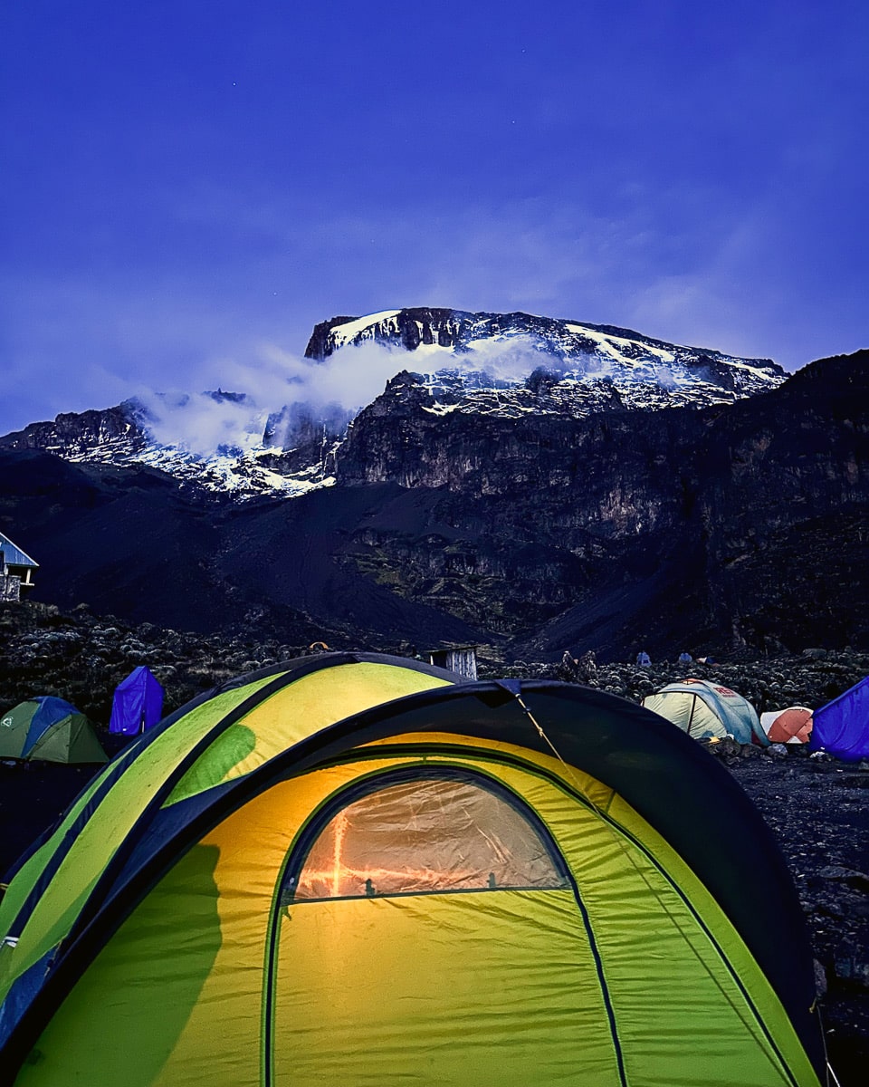 Vom Baranco Camp gibts nachts einen eisigen Gipfelblick.