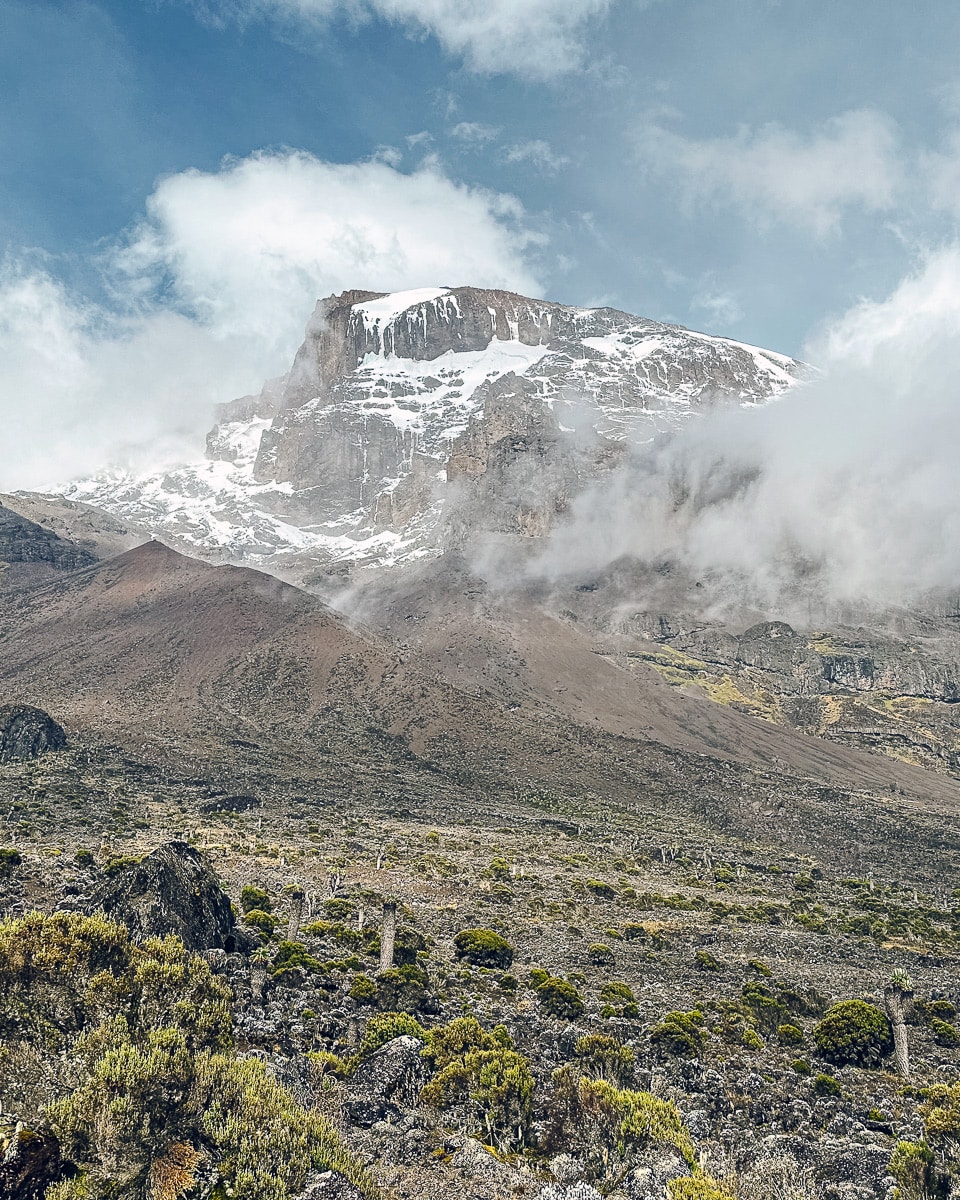 Der Gipfel kommt immer näher. Tansania Kilimandscharo besteigen