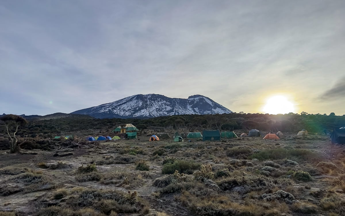 Shira Cave Camp mit Blick auf den Kilimandscharo beim Sonnenaufgang