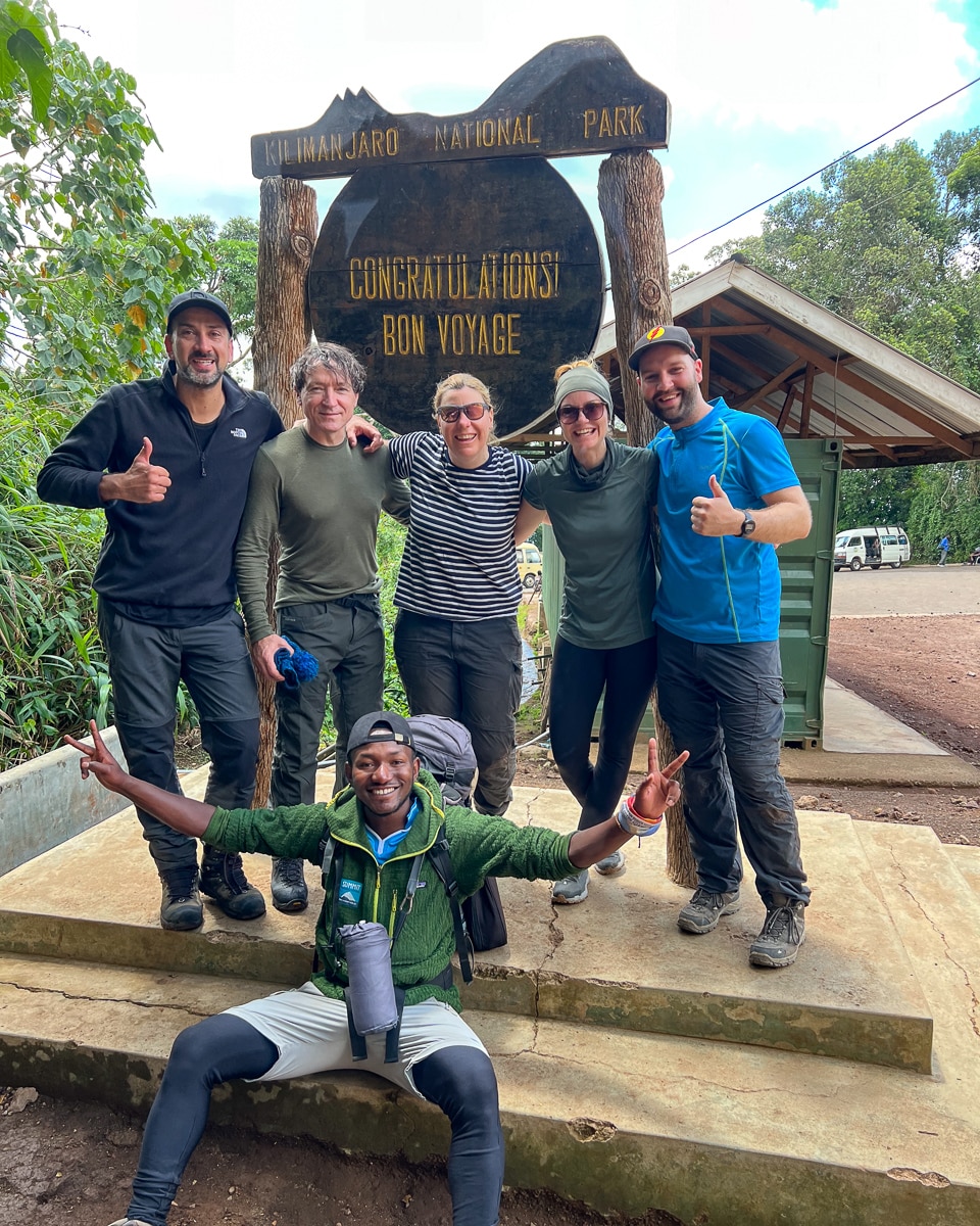 Ankunft am Ziel Mweke Gate nach erfolgreicher Besteigung des Kilimandscharo Gipfels