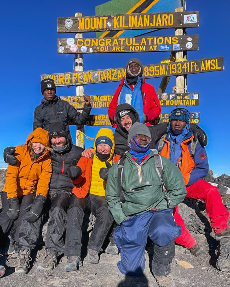 Alle glücklich am Uhuru Peak, dem höchsten Punkt des Kilimandscharos.