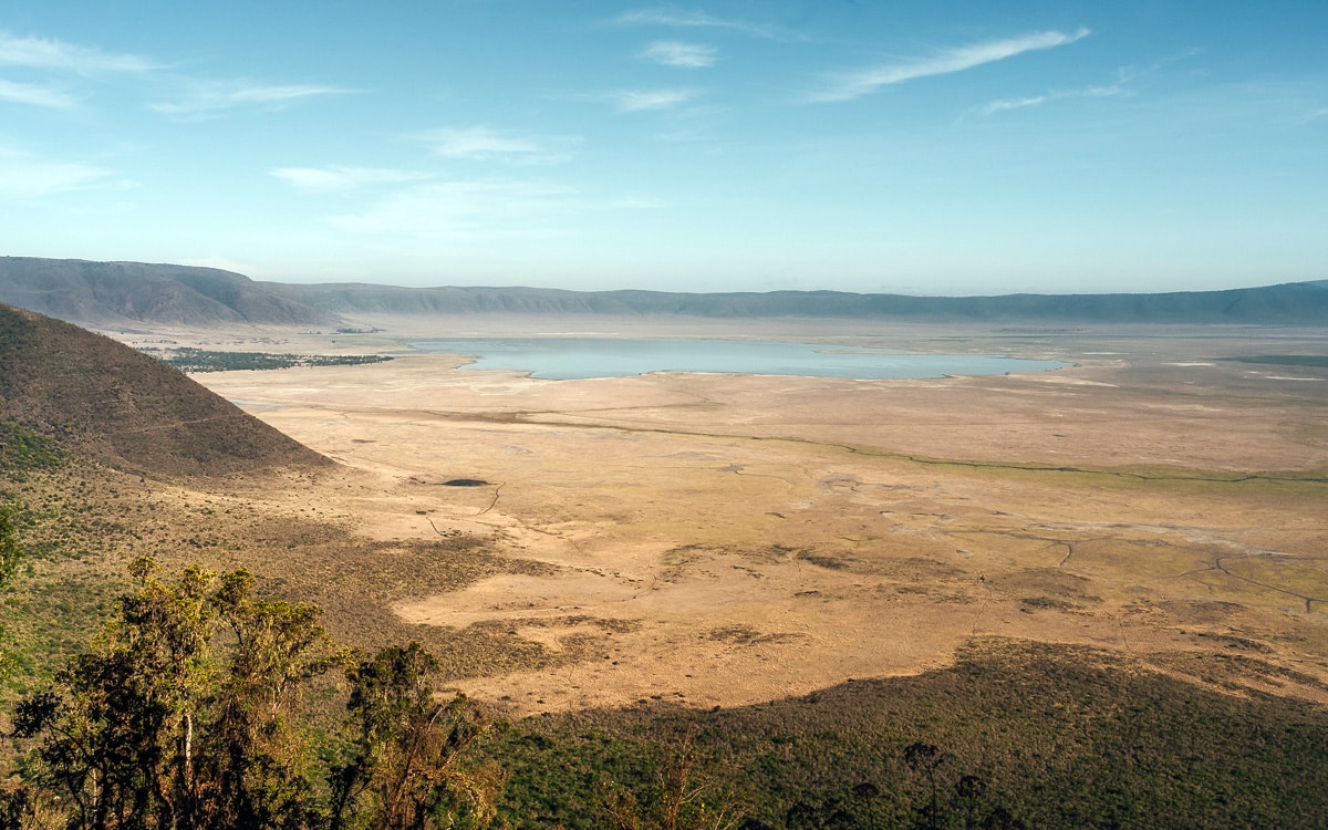 Aussicht vom Viewpont am Kraterrand auf die Ngorongoro Crater Conservation Area hinab in den Krater.