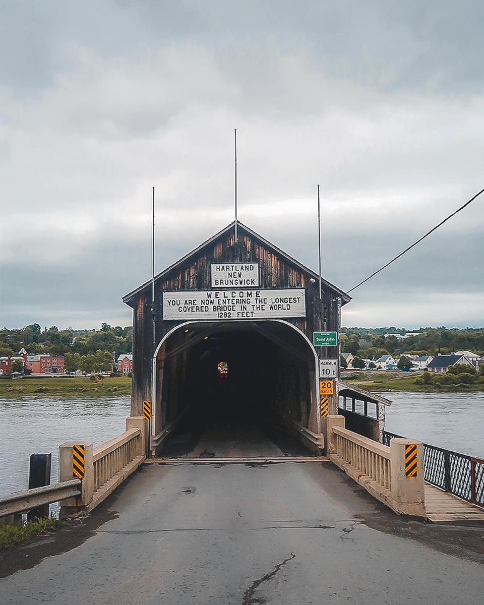 Auffahrt der gedeckten Brücke in Hartland, New Brunswick