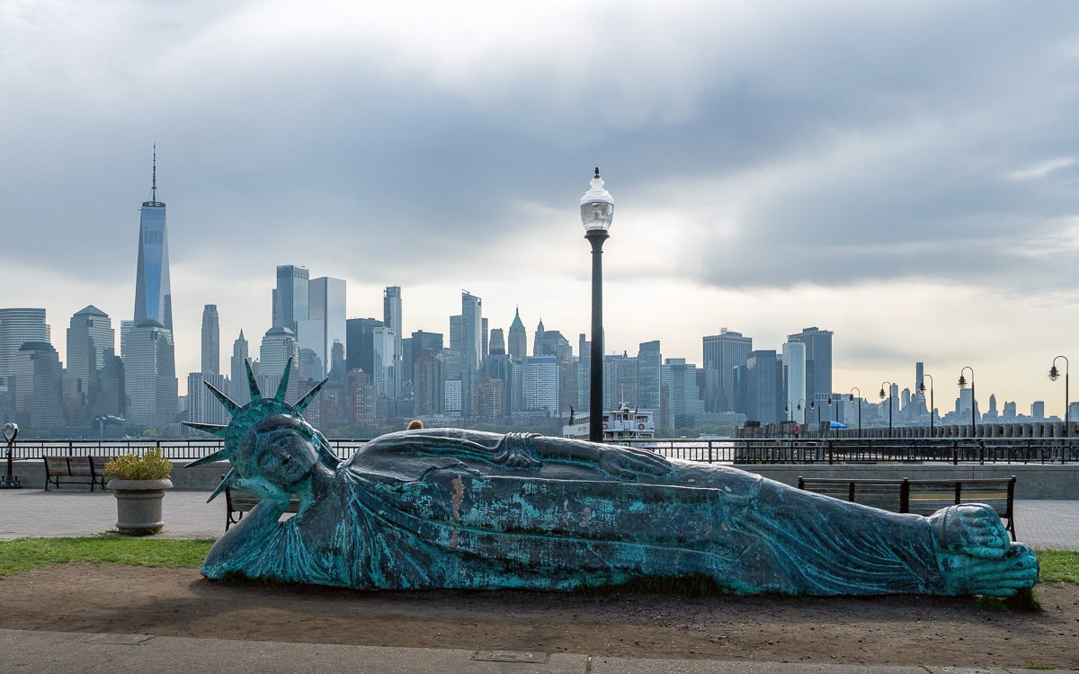 Reclining Liberty" – liegende Freiheit – ist eine Skulptur des Künstlers Zaq Landsberg