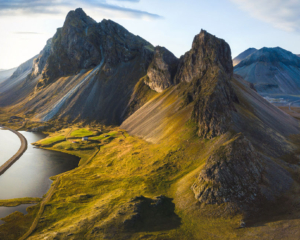 Island Sehenswürdigkeiten und Naturwunder: Panorama mit Bergen und küste