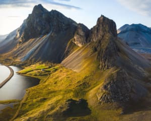 Island Sehenswürdigkeiten und Naturwunder: Panorama mit Bergen und küste