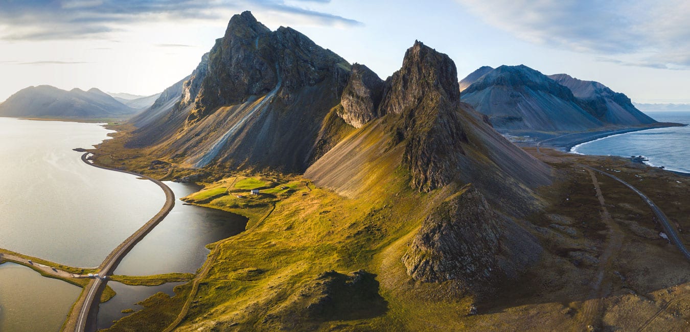 Island Sehenswürdigkeiten und Naturwunder: Panorama mit Bergen und küste