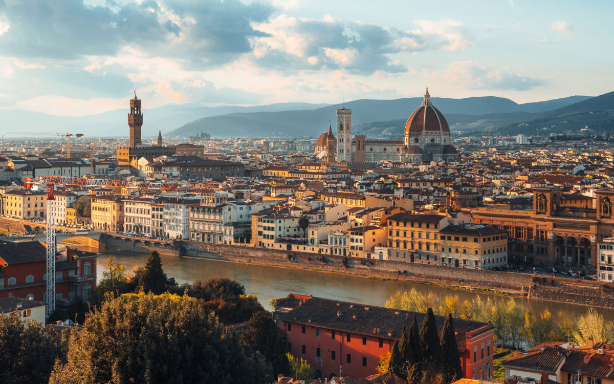 Blick von der Piazzale Michelangelo auf das historische Zentrum Florenz mit dem Dom und seiner mächtigen Kuppel