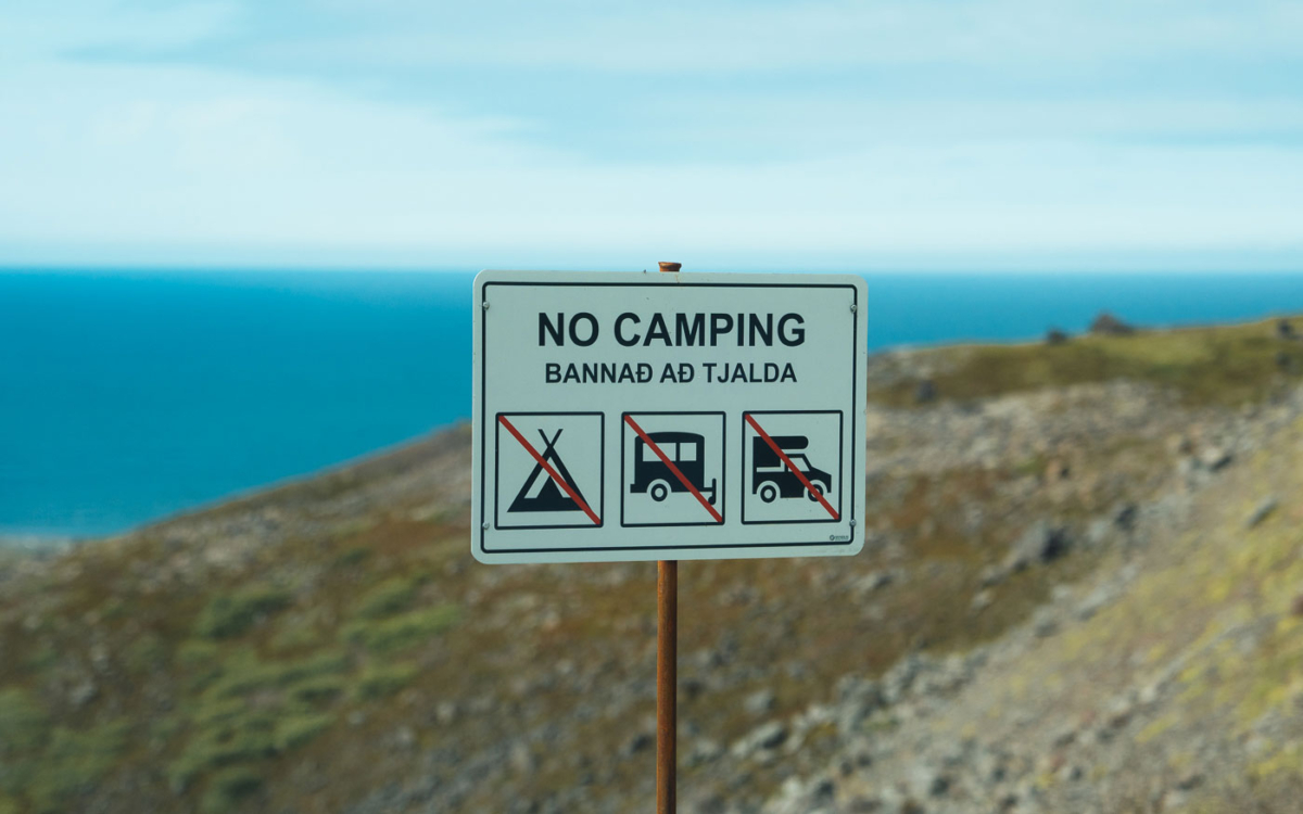 No Camping Schild in Island: Hier ist Wild Camping verboten!