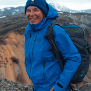 Für Wanderungen im Hochland Islands benötigst du auch im Sommer eine Mütze, Handschuhe und Schal.