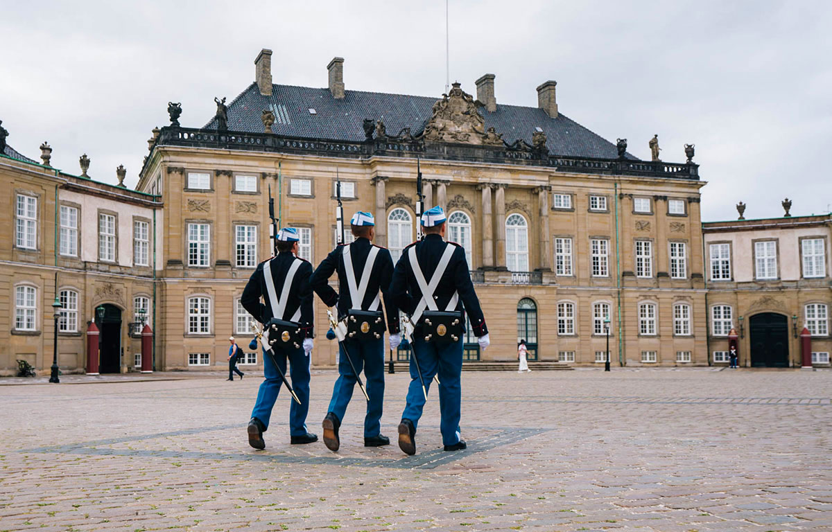 Wachablösung am Schloss Amalienborg in Kopenhagen