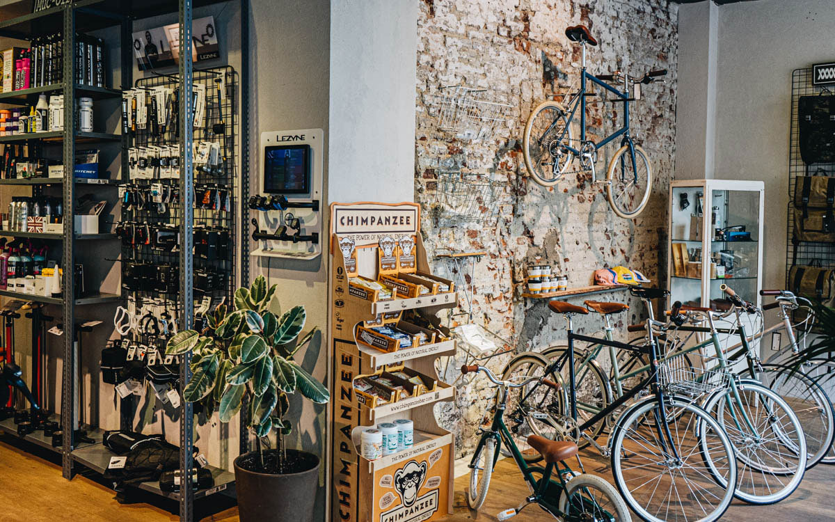 Alleycat Bikes & Coffee in Maastricht hat alles, was das Radfahr-Herz höher schlagen lässt, auch Kuchen.