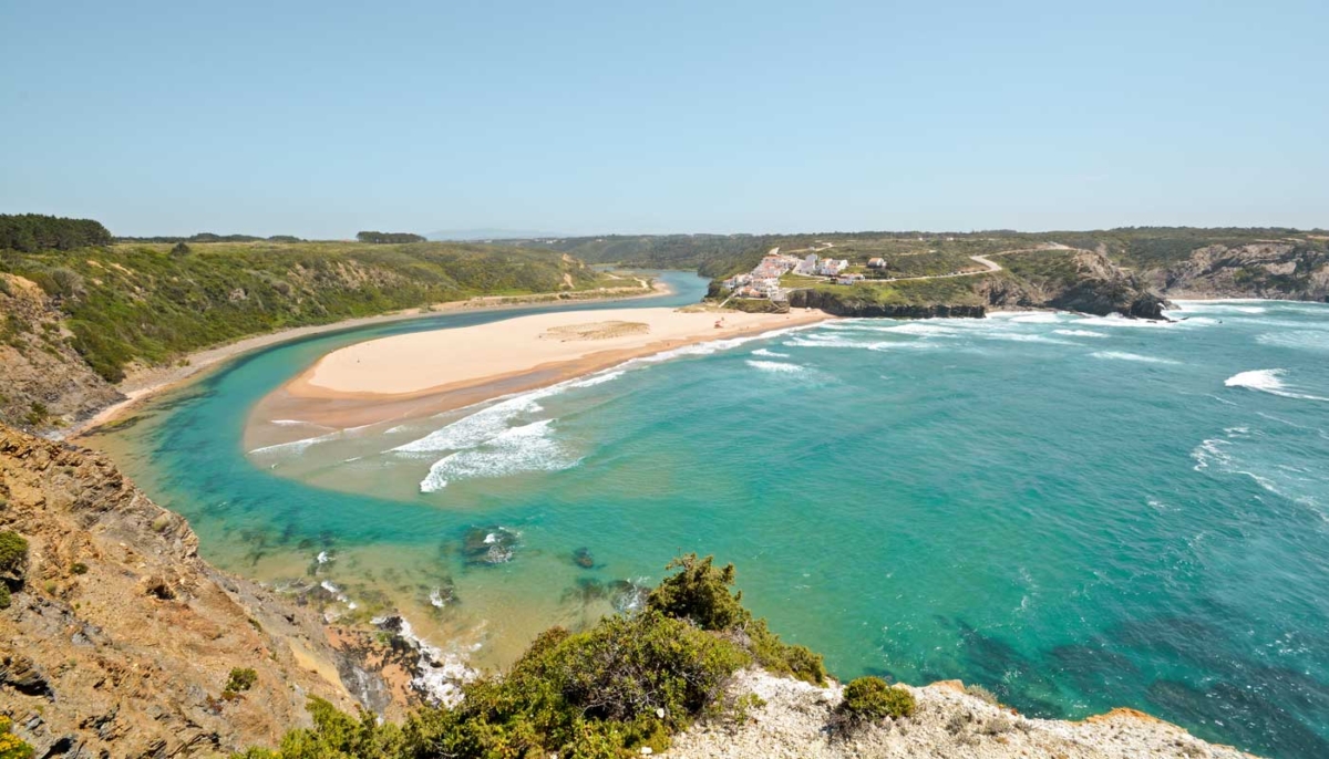 Praia de Odeceixe Mar: Landzunge zwischen Fluss Ribeira und dem Meer, die mit Sand bedeckt ist