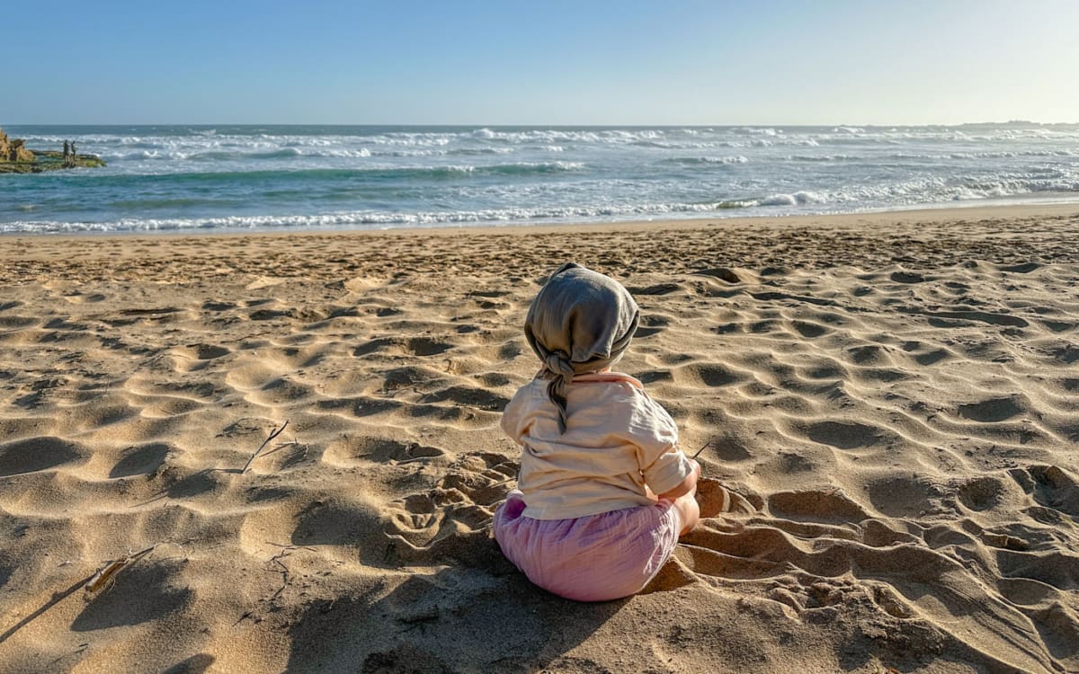 Baby am Strand in Südafrika