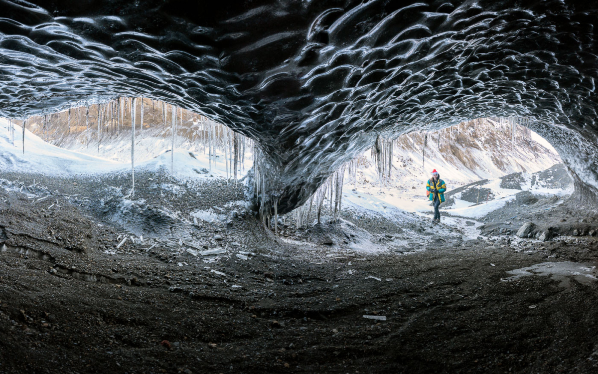 Geheime schwarze Lavahöhle im Hochland Island