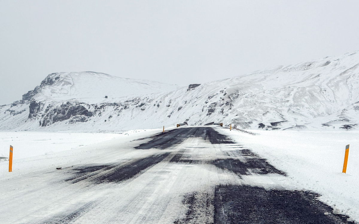 Autofahren auf der Ringstraße in Island im Winter