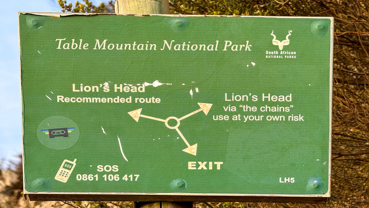 Schilder zum Lions Head Gipfel weisen den Weg