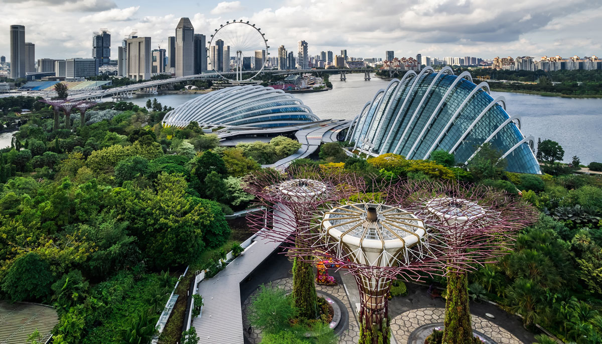 Gardens by the Bay in Singapur mit den markanten Supertrees und den Gewächshäusern.