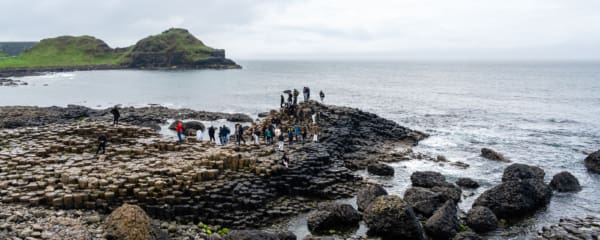 Giant's Causeway viele Touristen das ganze Jahr