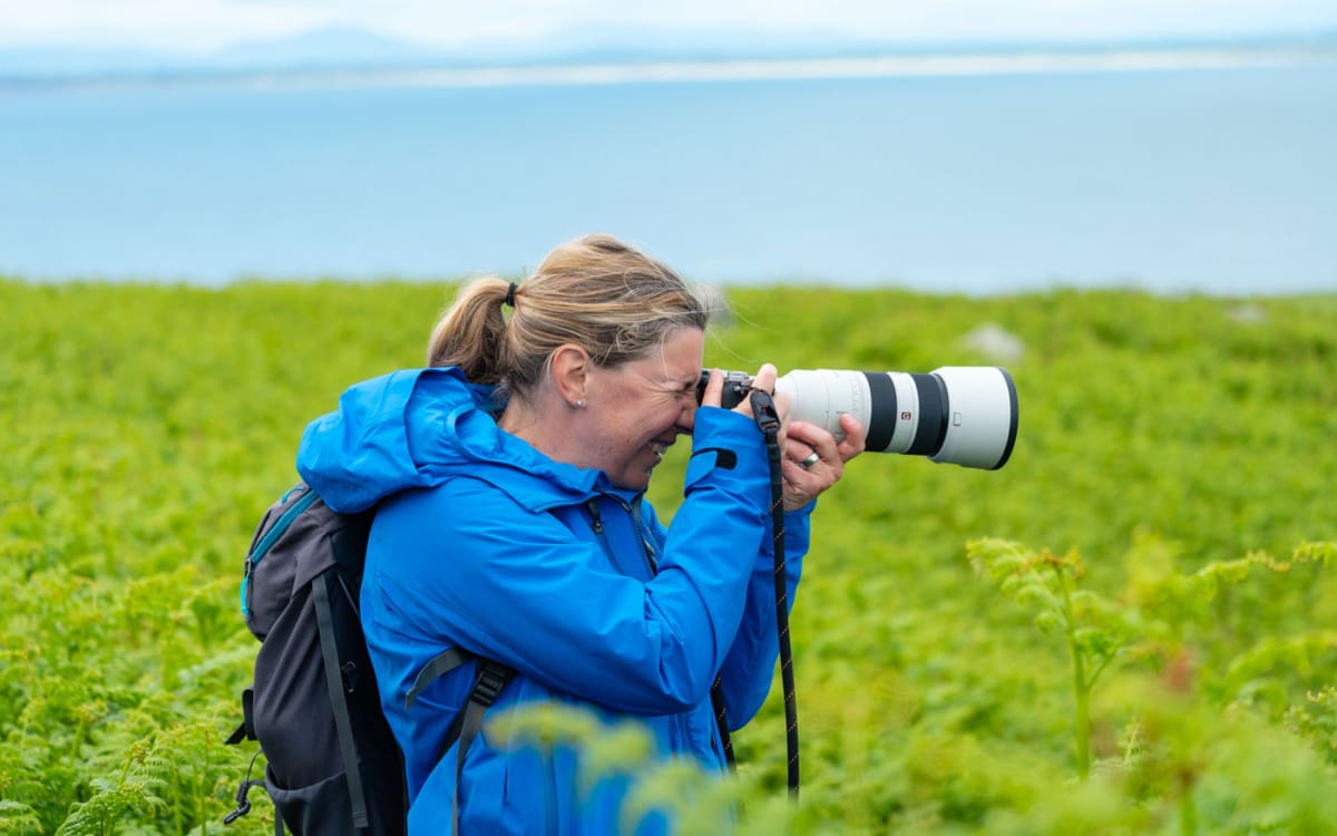 Meine Kleidung auf Saltee Island: Regenjacke (Hardshell), Rucksack, Kamera mit Zoomobjektiv