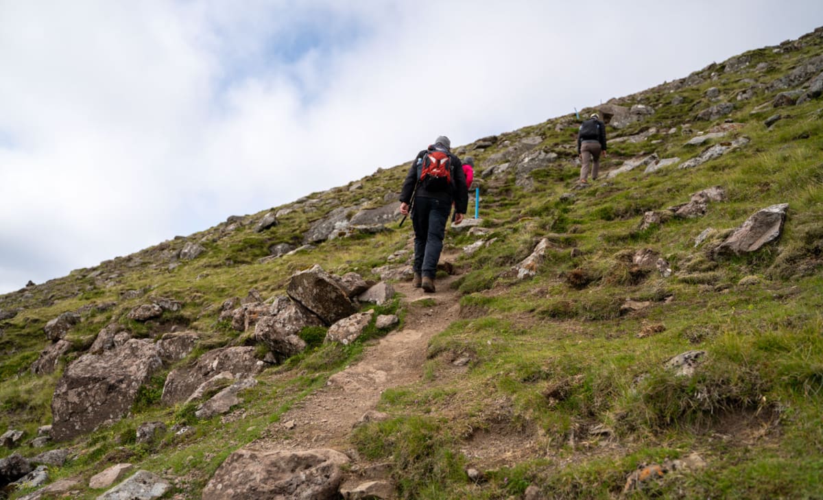 Es wird sichtlich steiler auf dem Weg zum Gipfel des Villingadalsfjall