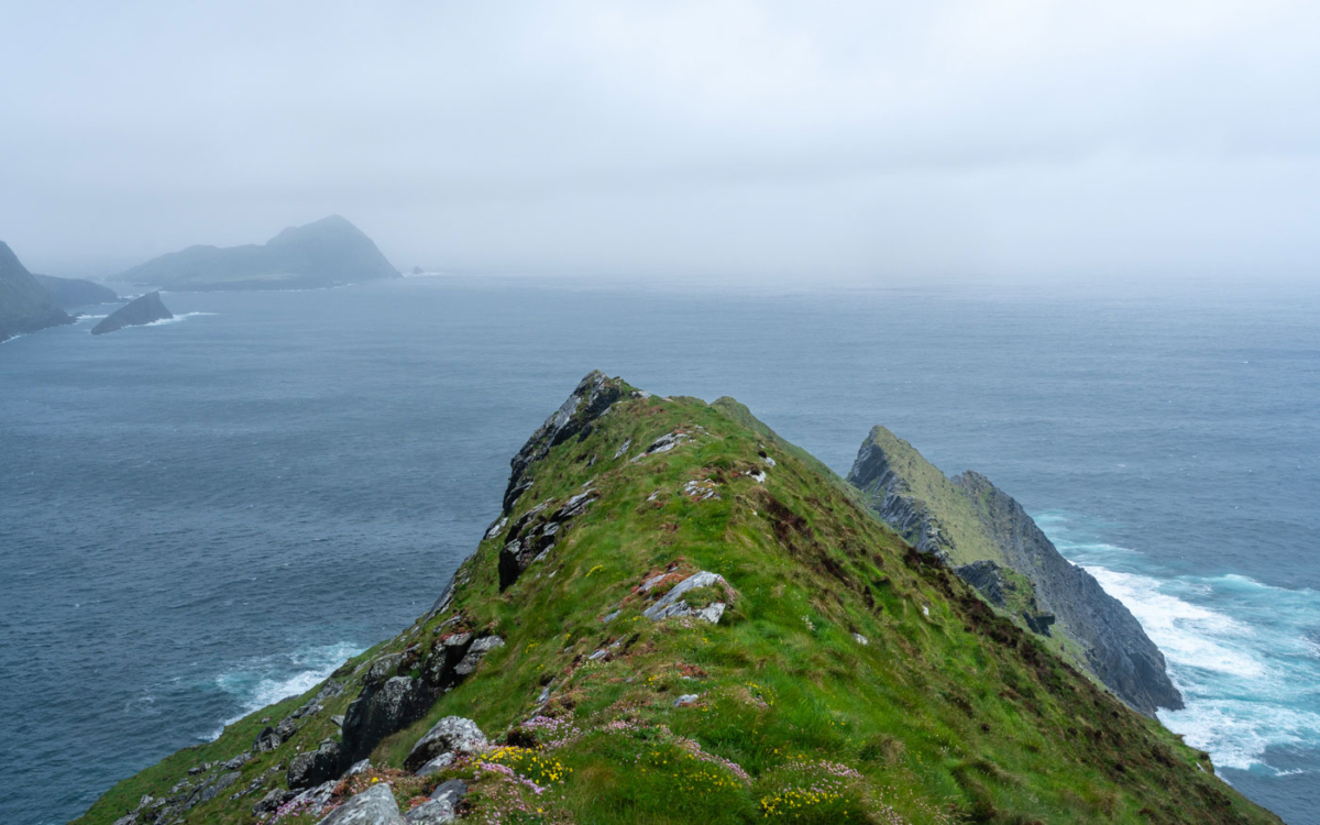 Kerry Cliffs Aussicht auf Skellig Island bei Nebel