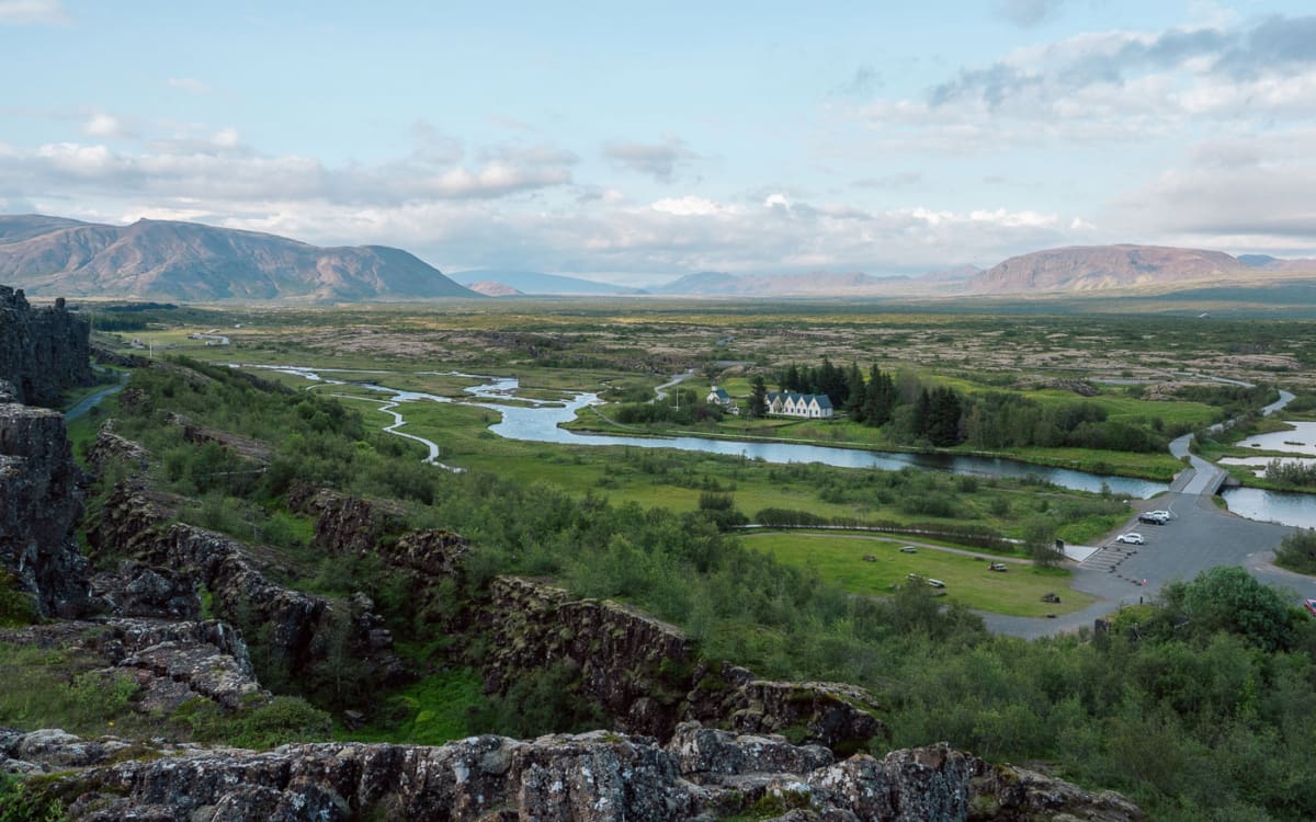 Thingvellir im Sommer - alles grün