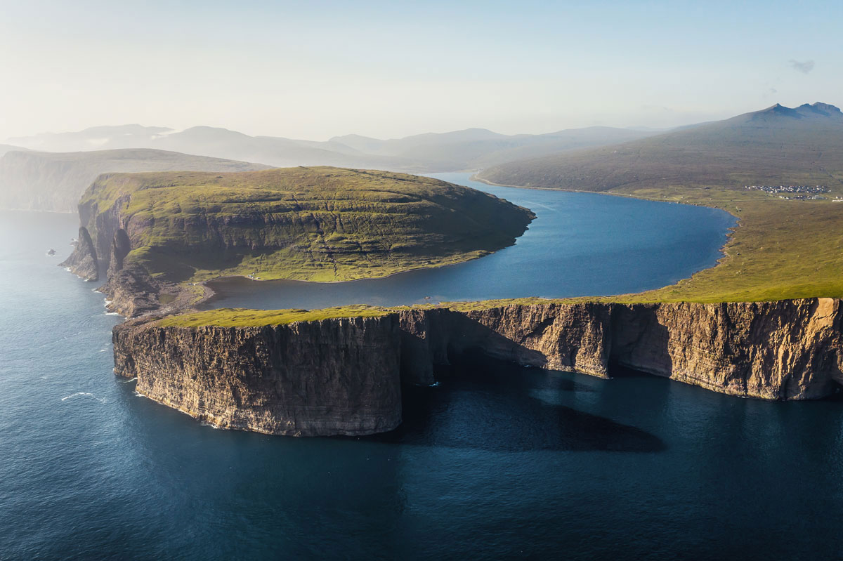 Beeindruckender Blick auf den Sørvágsvatn See über dem Meer auf den Färöer Inseln