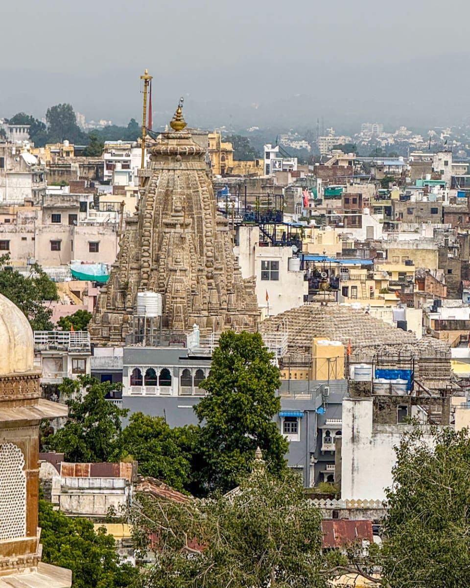 Jagdish-Tempel in Udaipur vom Stadtpalast aus gesehen