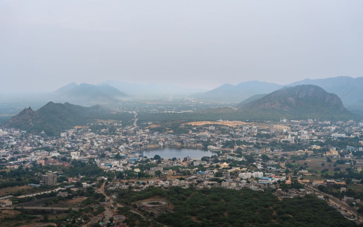 Sonnenaufgang beim Aufstieg zum Savitri Tempel in Pushkar