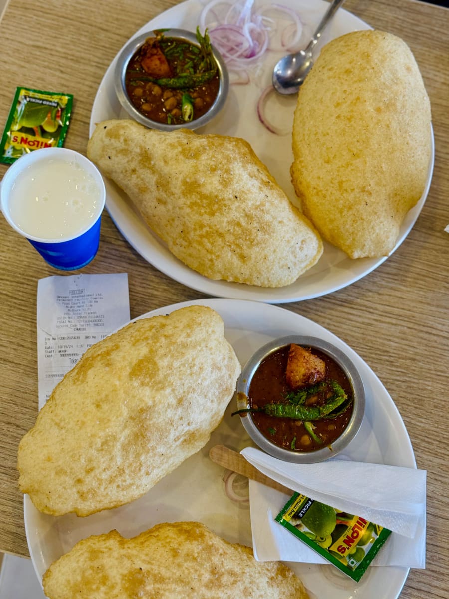 Chole Bhature und ein Safran Makhaniya Lassi am Highway in Indien