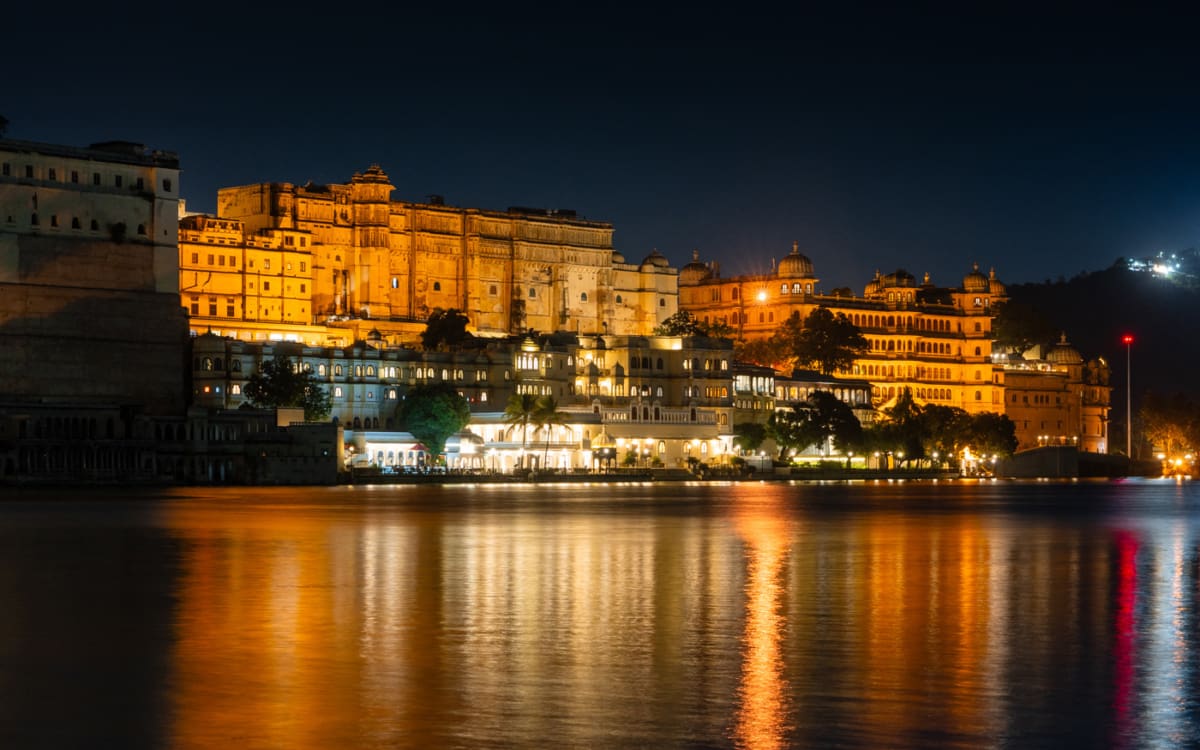 Stadtpalast in Udaipur bei Nacht