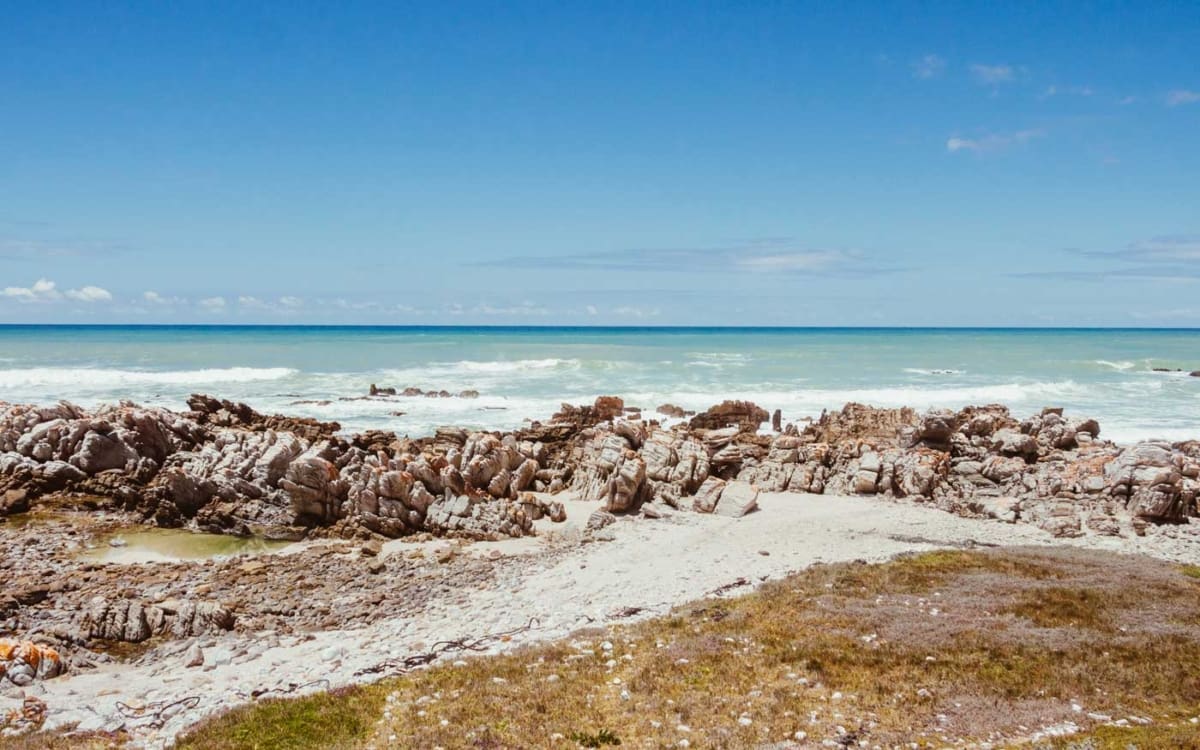 Cape Agulhas: Das „Kap der Nadeln“ und die Küste (gesehen vom Leuchtturm)