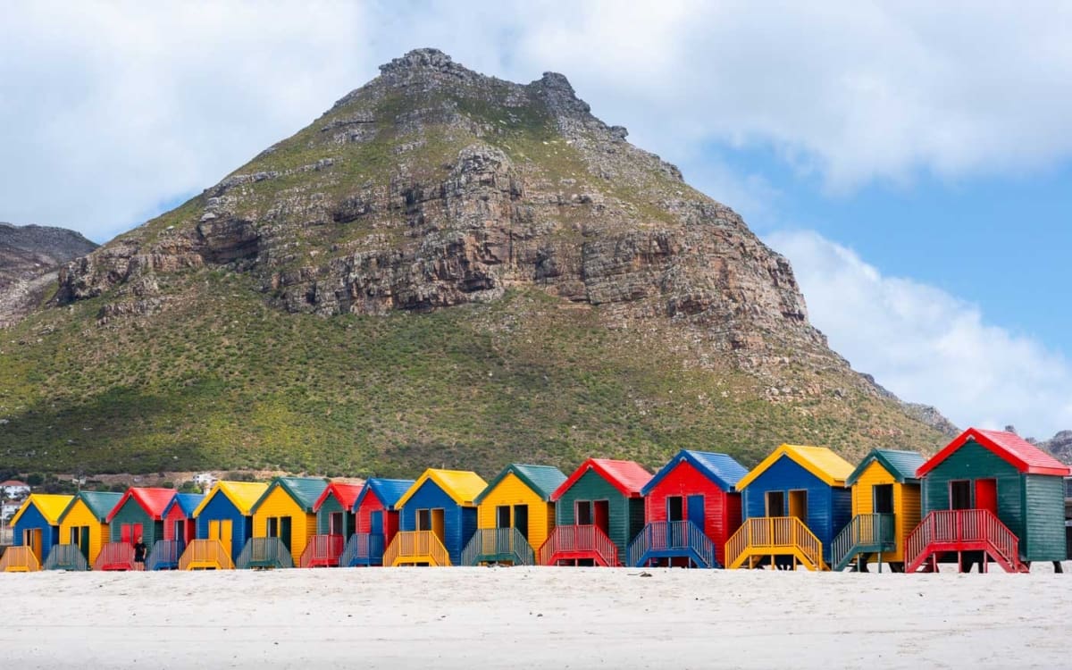 Muizenberg Beach: Surferstrand mit den berühmten bunten Strandhütten