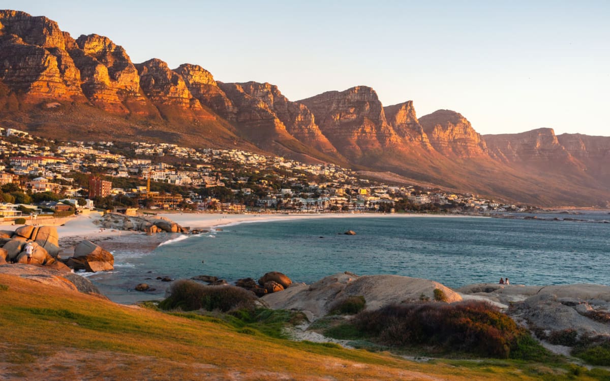 Sonnenuntergang in Kapstadt mit Blick auf Camps Bay Beach