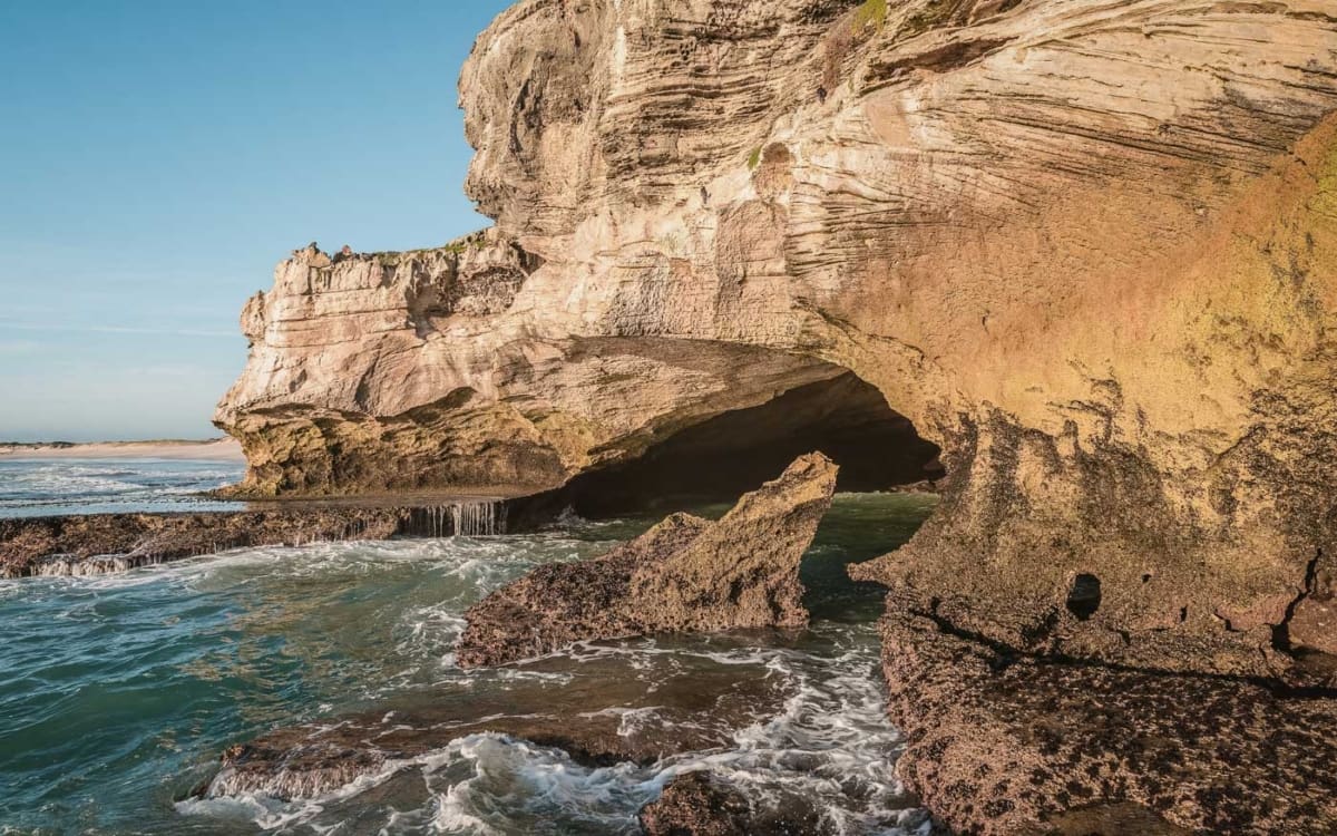 Waenhuiskrans Caves von Außen bei Arniston am Western Cape