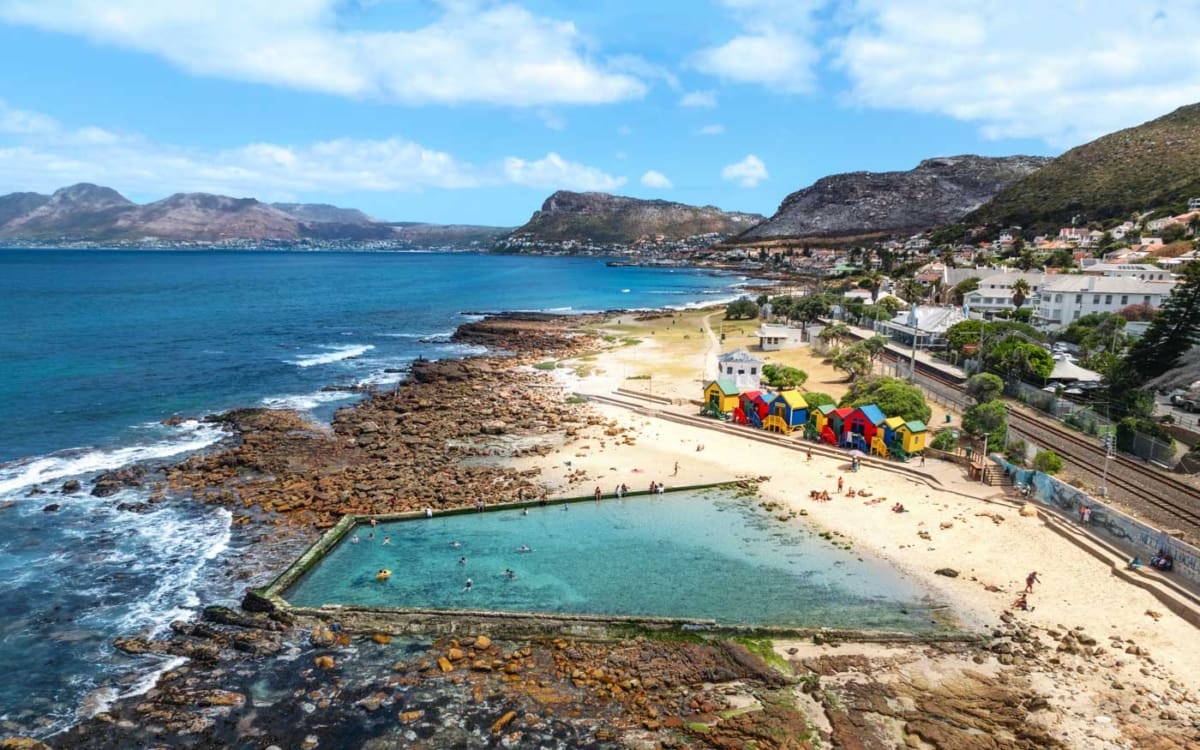 Western Cape Südafrika St. James mit Gezeitenpool und Strandhütten