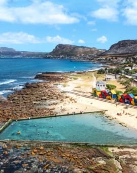 Western Cape Südafrika St. James mit Gezeitenpool und Strandhütten