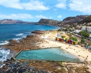 Western Cape Südafrika St. James mit Gezeitenpool und Strandhütten