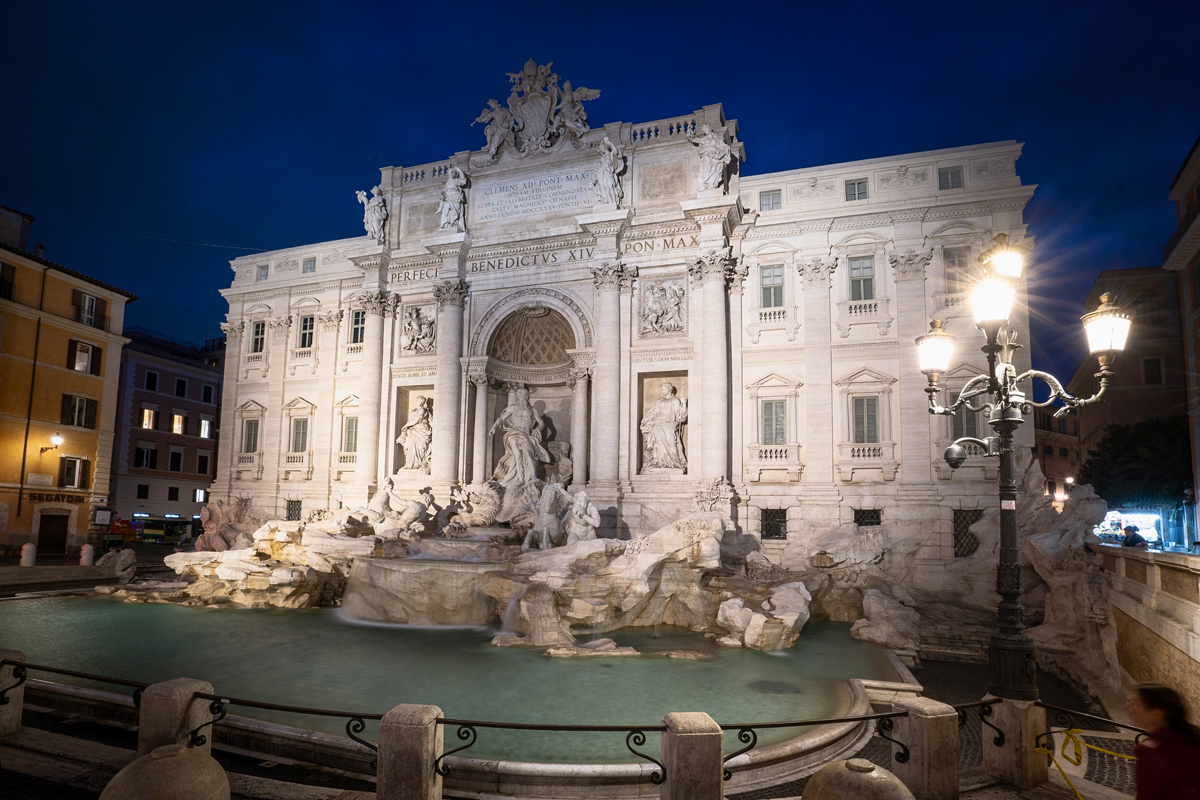 Trevi Brunnen in Rom bei Nacht