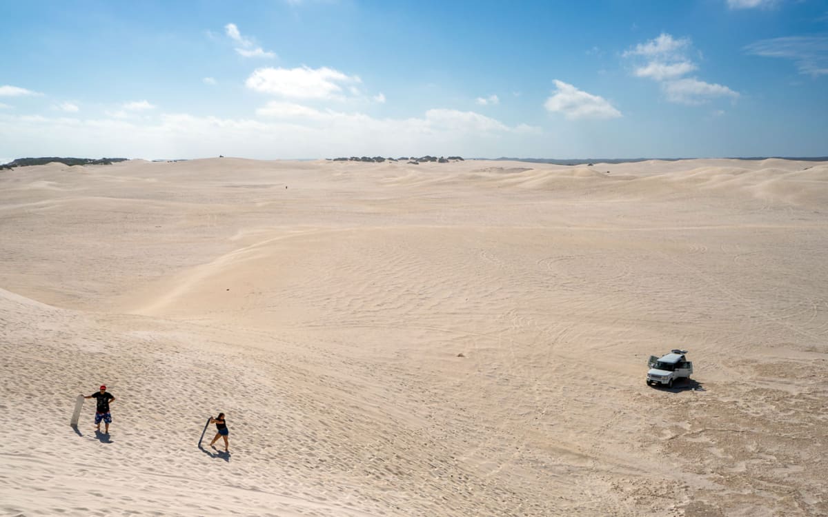Sandboarden auf den Dünen von Lancelin