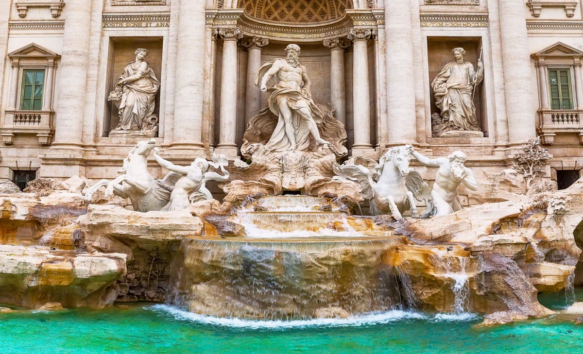 Trevi Brunnen in Rom: Meeresgott Neptun, der auf einem von Seepferden gezogenen Muschelwagen thront