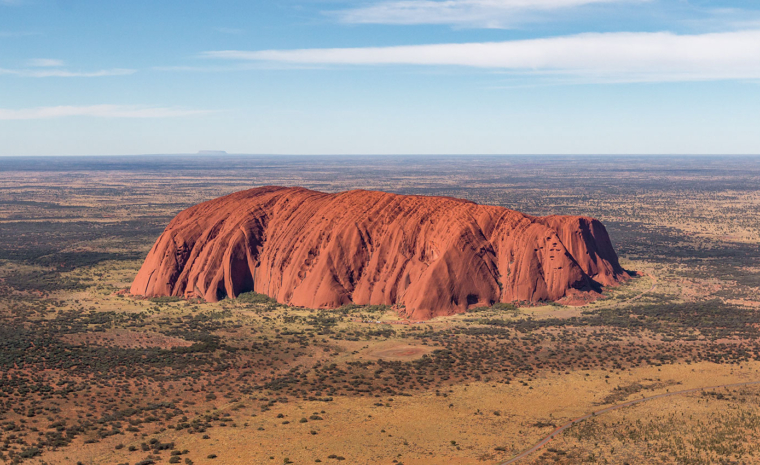 Uluru (früher Ayers Rock) im Outback Australiens.
