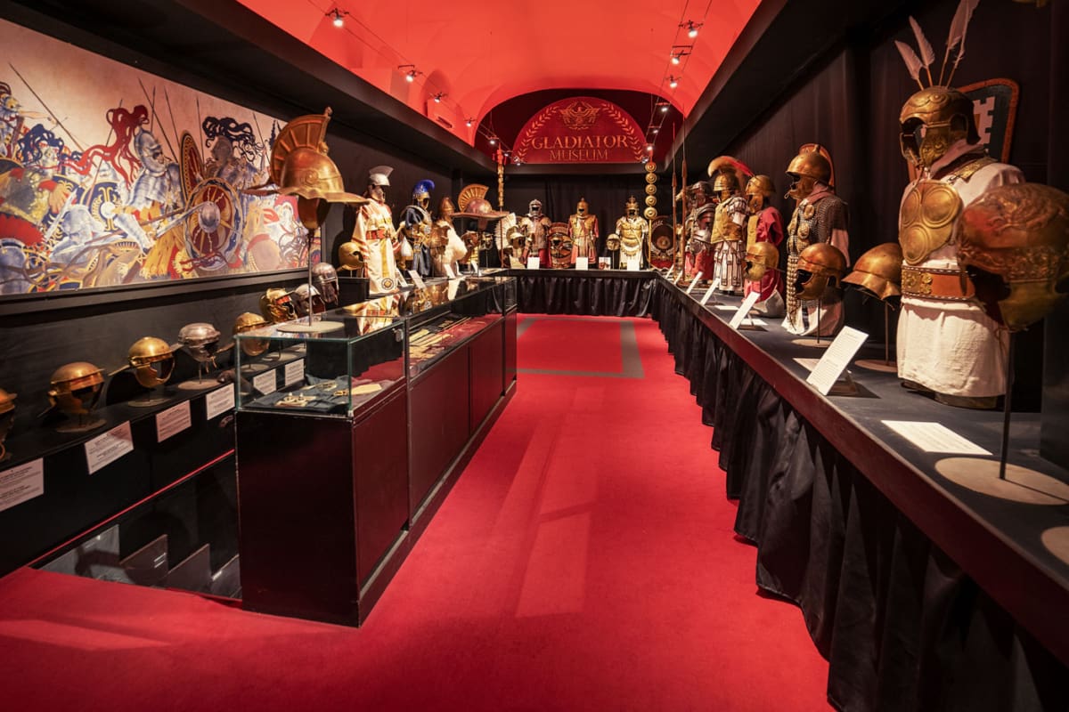 Gladiator Museum Rom, Innen mit vielen Rüstungen und Informationen