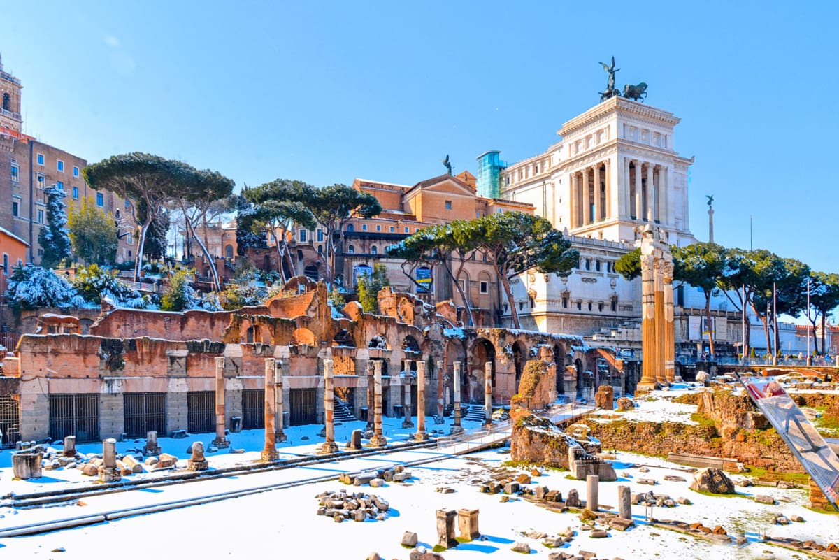 Forum Romanum im Winter mit Schnee, eine Seltenheit in Rom