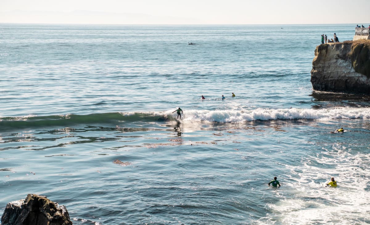 Surfer beim Spaziergang entlang des West Cliff Drive, Santa Cruz