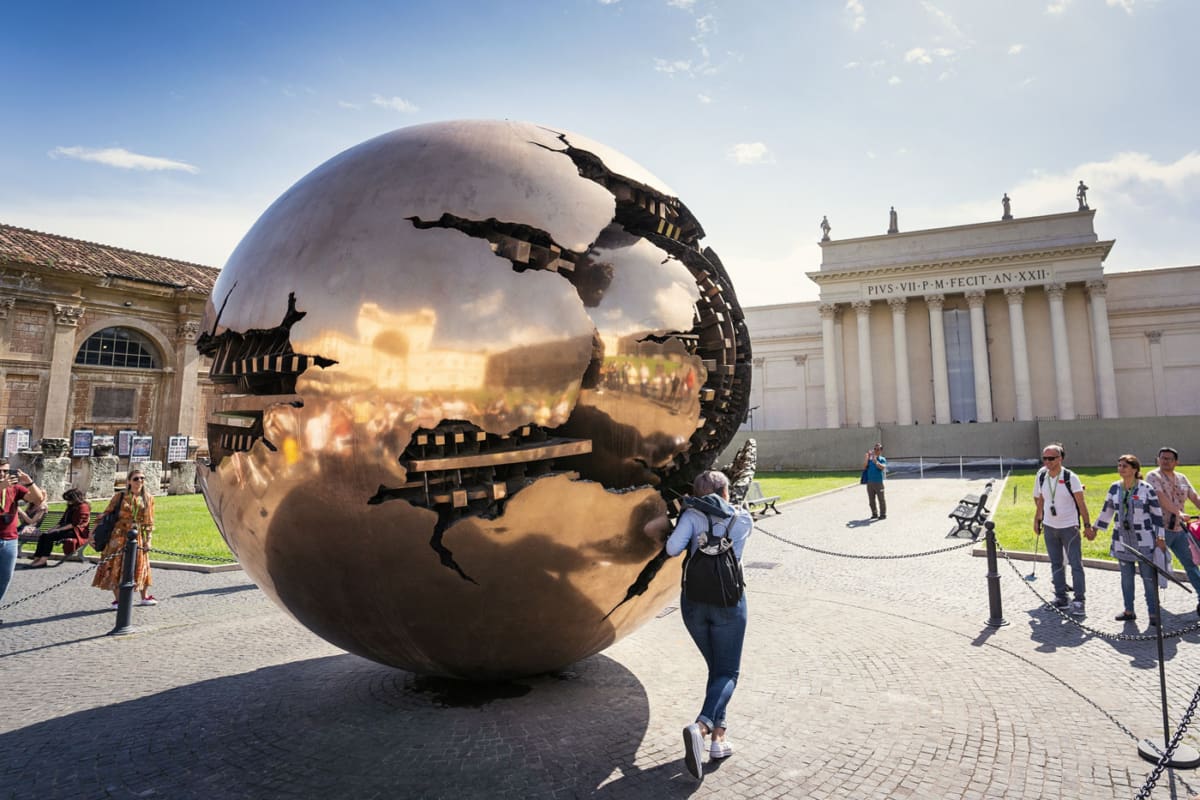 Vatikanische Museen Innenhof mit Weltkugel in Rom