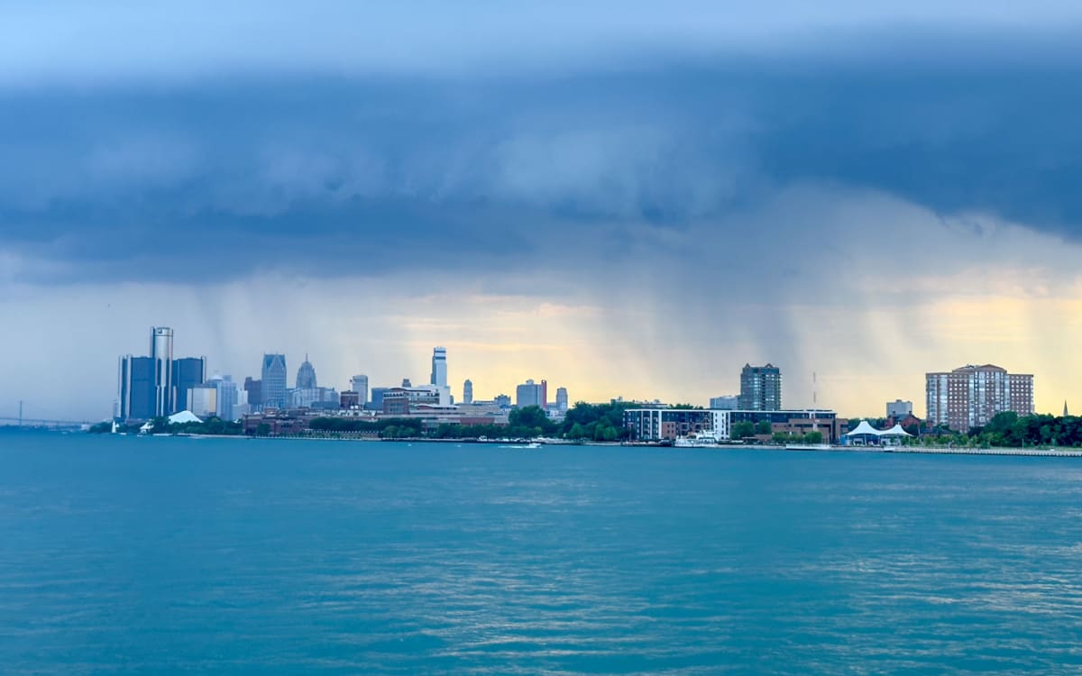 Aussicht auf die Skyline von Detroit von der Brücke nach Belle Isle
