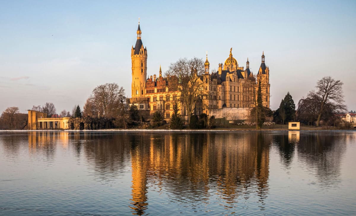 Blick zum Schweriner Schloss von der Marstall Halbinsel